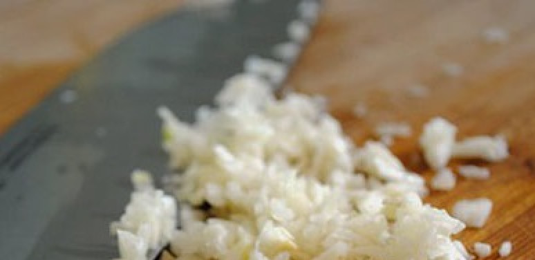 1. Этап. Паста со сливочным соусом: Чеснок измельчите.