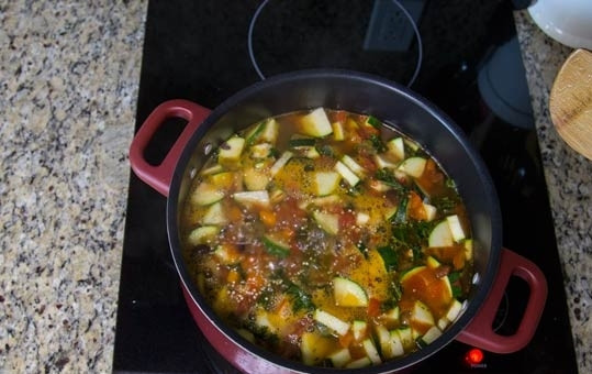 1. Этап. Перуанский суп с овощами и фасолью: 11. Готовый супчик можно сразу подавать к столу. Приятного аппетита!