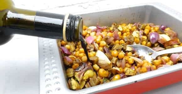 1. Этап. Простой овощной салат: Перемешайте овощи и запекайте еще минут 10, затем полейте бальзамиком, присыпьте нарезанной мятой и подавайте.