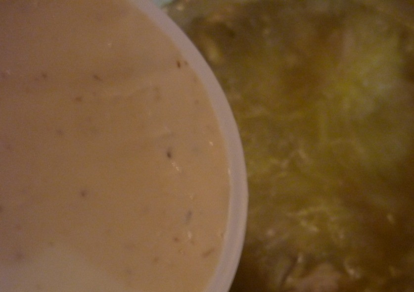 1. Этап. Вкусный супчик: В кипящую воду добавьте картофель, сыр и обжарку. Добавьте соль и перец по вкусу.