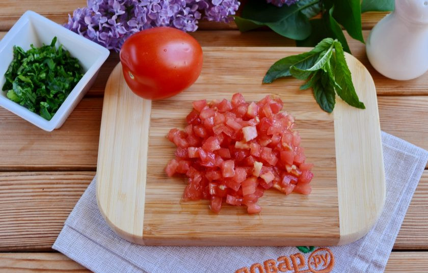1. Этап. Райта: Мякоть помидора порежьте мелкими кубиками.