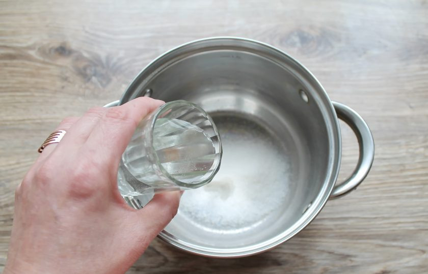 1. Этап. Наливка из красной смородины: В кастрюлю всыпьте сахар и влейте воду. Доведите до кипения и варите в течение 2 минут. Снимите с огня и остудите.