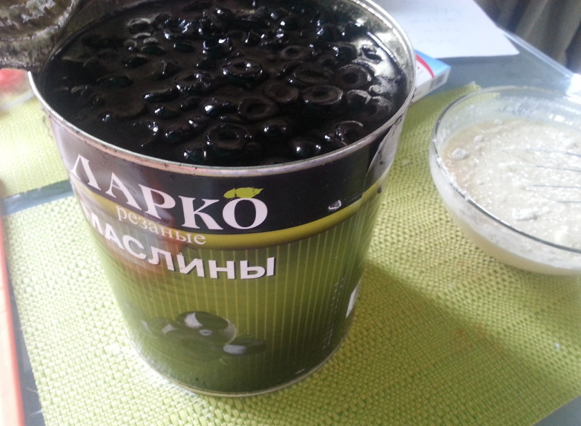 1. Этап. Омлет в духовке с мукой: Нарезать маслины, если нужно.