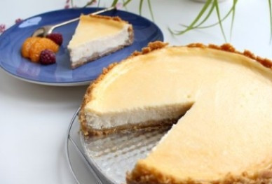 1. Этап. Чизкейк со сливочным сыром: И ставим запекаться примерно на 1 час и 20 минут при температуре 160 градусов. Время выпечки закончилось, но чизкейк не вынимаем еще час. Потом ставим в холодильник на 6-8 часов.