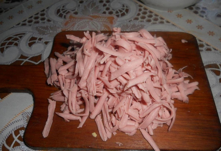 1. Этап. Начинка с колбасой для лаваша: На крупной терке натираем колбасу.
