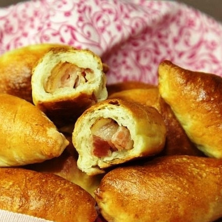 1. Этап. Пирожки со шпиком: Готовые пирожки желательно сложить в большую посуду и накрыть полотенцем, чтобы они распарились и стали более мягкими. Подавать пирожки со шпиком можно и теплыми, и остывшими. Приятного аппетита!