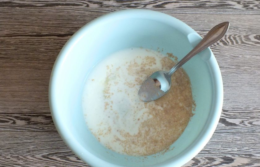 1. Этап. Ватрушки с бананом: В чаше соедините теплый кефир и теплую воду. Добавьте соль, 2 ст.л. сахара, дрожжи. Размешайте.