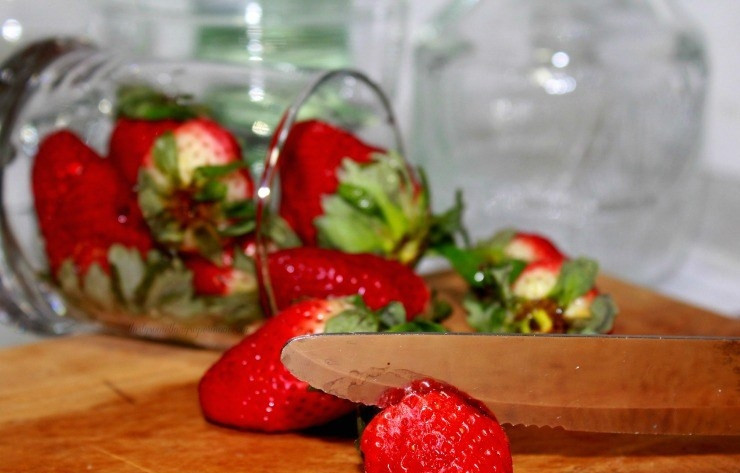 1. Этап. Клубнично-персиковый Дайкири: 1. Вымойте, обсушите клубнику, срежьте хвостики.