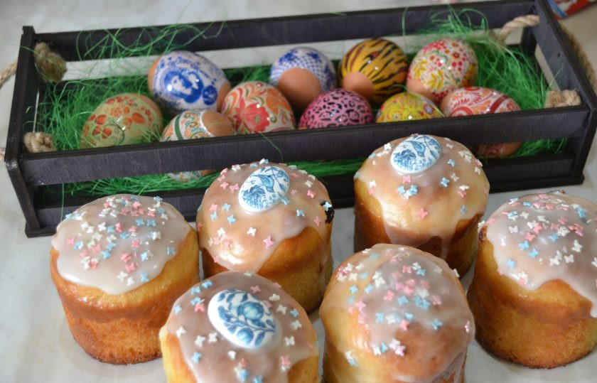 1. Этап. Мини-куличики на Пасху: Мини-куличики на Пасху получились нарядными и аппетитными. Уверена, что такая выпечка всем придется по вкусу!