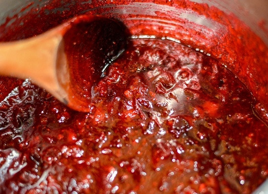 1. Этап. Индейка с клюквенным соусом: 8. Перед подачей на стол соус можно взбить погружным блендером до однородной консистенции при желании. Вот и весь секрет, как сделать индейку с клюквенным соусом. Вкусных праздников!