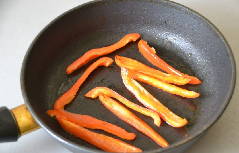 1. Этап. Пицца Суприм: Уберите грибы и на ту же сковороду выложите половинку болгарского перца, порезанного на тонкие ломтики и тоже припустите до мягкости.