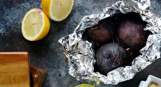 1. Этап. Свекольный хумус: 1. Вымойте свеклу, обсушите, сбрызните маслом и заверните в фольгу. В отдельный конвертик выложите чеснок. Отправьте в разогретую до 180 градусов духовку и запекайте до мягкости 45-55 минут свеклу и минут 20 - чеснок.