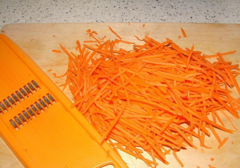 1. Этап. Маринованная капуста с хреном: Очищенную морковь натрите на тёрке для корейской морковки.