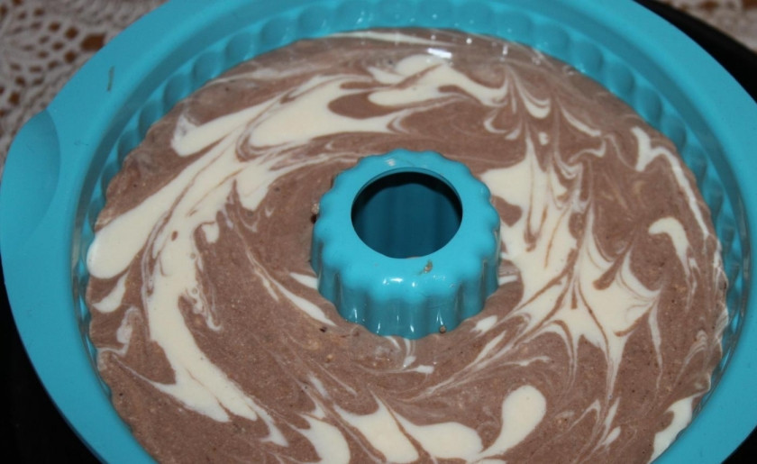 1. Этап. Творожная запеканка Зебра: А в конце перемешайте цвета, как будто перетягивая их зубочисткой.