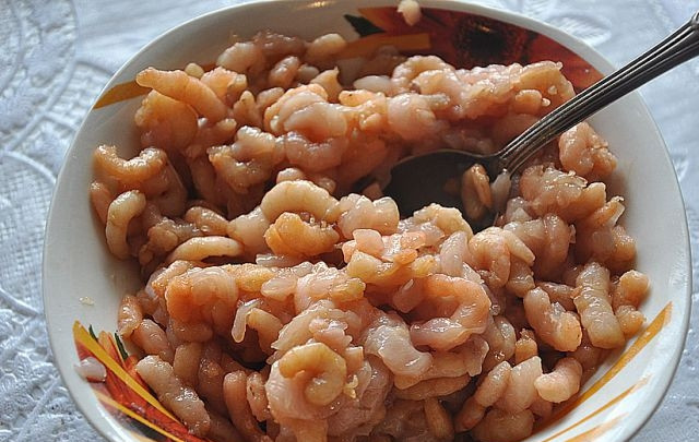 1. Этап. Рисовые роллы: 1. Креветки чистим и промываем. Смешиваем тонко порезанное филе с помытыми креветками. В отдельной миске смешиваем соевый соус, рыбный соус и крахмал. Полученную массу переливаем к курице и креветкам. Оставляем на 10-15 минут. Шиитаке кладем в миску и заливаем холодной водой, оставляем на 10-20 минут, а затем выкладываем на салфетку.