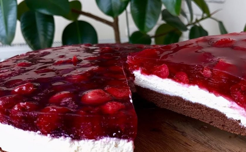 1. Этап. Творожный торт с вишневым желе: 5. Вишню выложите на творог. Вишневое желе залейте сверху вишни. Уберите торт в холодильник до застывания. Приятного аппетита!