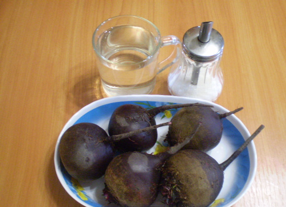 1. Этап. Сыроедческий квас: Подготовьте воду, сахар и свеклу.