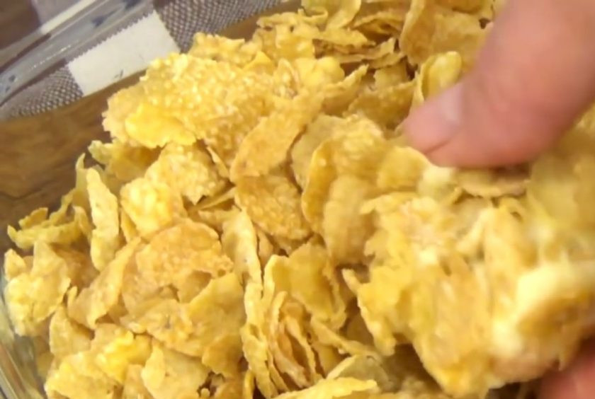 1. Этап. Печенье Роза ветров: 2. Добавьте яйцо и еще раз взбейте. Добавьте мучную смесь к масляной и перемешайте, после чего добавьте изюм. Кусочки теста обкатайте в кукурузных хлопьях.