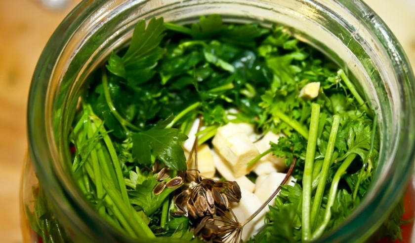 1. Этап. Огурцы по-болгарски: 10.Ссверху зелень.