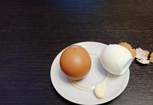 1. Этап. Соус Тоннато с варёным яйцом: Яйца сварить вкрутую и счистить скорлупу. Чеснок почистить.