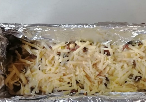 1. Этап. Запеканка с куриной печенью: Когда жидкости почти не останется, посыпать тертым сыром и запекать еще 5-10 минут