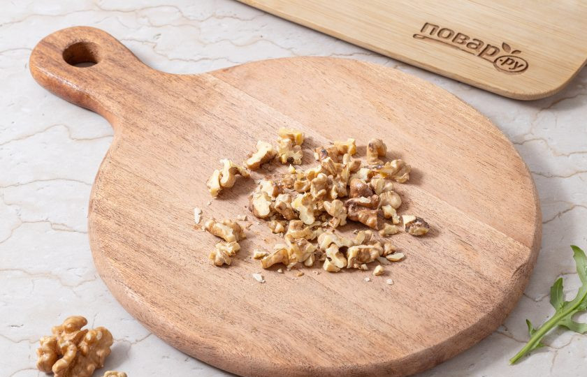 1. Этап. Салат со свеклой и сливочным сыром: Грецкие орехи подсушите на сковороде и крупно порубите.