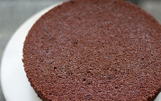 1. Этап. Шоколадно-вишневый торт: 9. Готовый корж остудите как следует и аккуратно разрежьте поперек на два коржа.