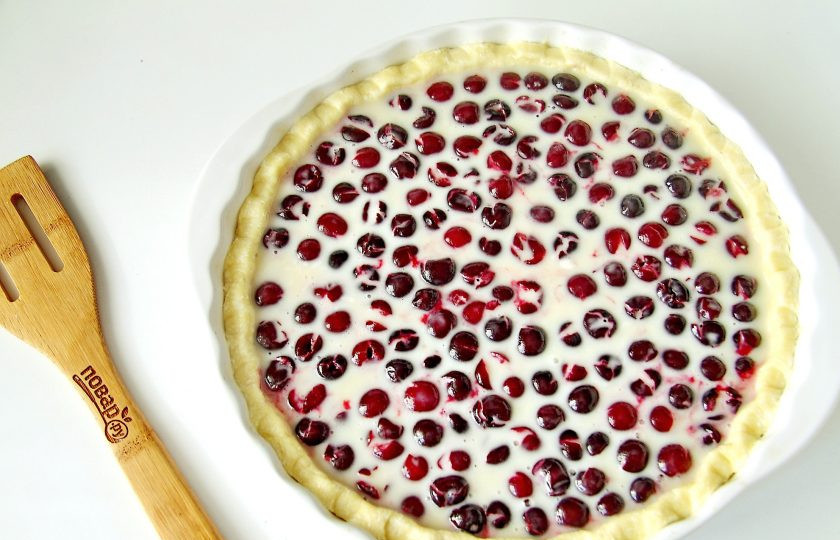 1. Этап. Киш с вишней: Залейте вишню приготовленной заливкой. Выпекайте в разогретой до 180 градусов духовке около 40 минут.