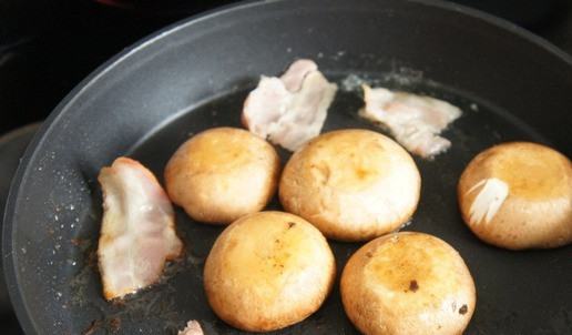 1. Этап. Мини-бургеры из шампиньонов: Половину шляпок и бекон обжариваем на небольшом количестве растительного масла. Выкладываем на тарелку.