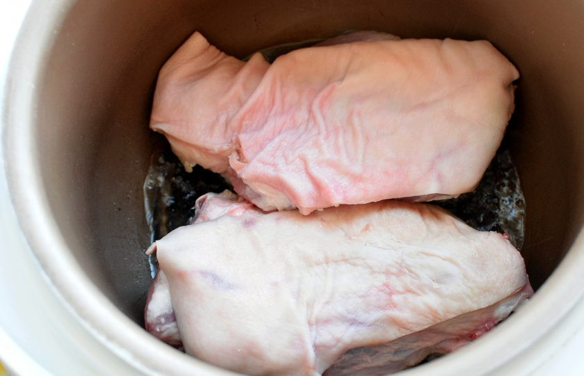 1. Этап. Рулька, тушеная с овощами по-деревенски: Рульку тщательно промойте и выскребите. Удобнее брать распиленную рульку - и готовится быстрее, и укладывается в мультиварку удобнее. Разогрейте масло и выложите мясо кожей вверх.