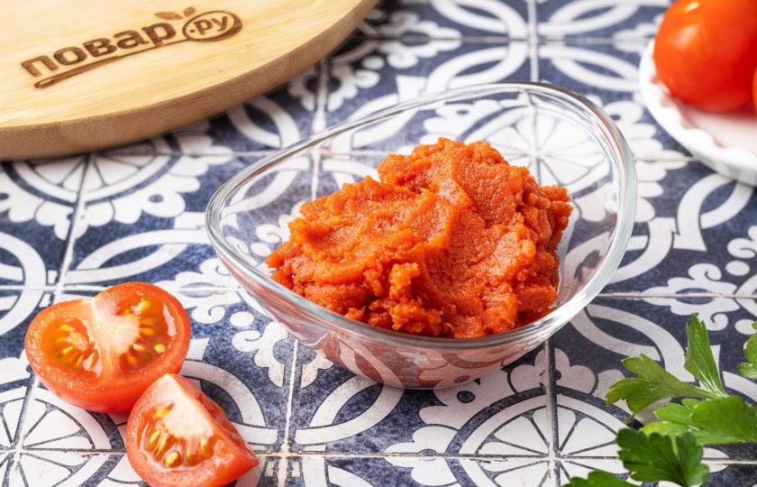 1. Этап. Классическая томатная паста: Горячую томатную пасту разложите по чистым стерилизованным баночкам и закатайте.