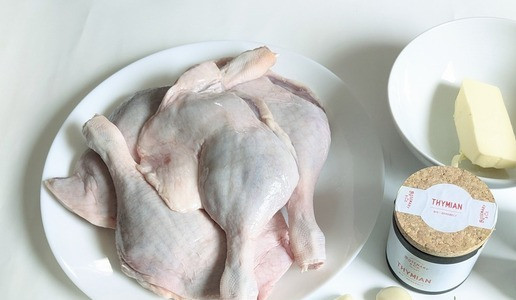 1. Этап. Нежные утиные ножки с ароматным маслом: Готовится всё очень просто. Приготовить ингредиенты, помыть мясо и травы.