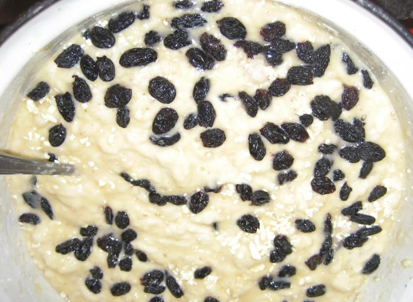 1. Этап. Кулич Пасхальный Легкий: В 400 мл горячего молока всыпать 4 стакана муки. Хорошо растереть. Подождать, когда остынет до 45-55 градусов. В полстакане теплого молока развести дрожжи, влить их в массу с мукой. дать подняться тесту. Желтки отделить от белков, добавить желтки в массу, белки взбить в пену и тоже добавить. Всыпать оставшиеся 4 стакана муки. Вымесить тесто, чтобы отставало от рук. добавить соль, пряности, сахар, теплое масло, изюм, вымесить тесто еще раз. Подождать, пока поднимется. Выпекать в духовке до готовности (минут 40 - большие куличи, минут 15 - 20 - маленькие). Получилось 2 больших, 1 средний, 12 маленьких. Для маленьких использовала формочки для кексиков.