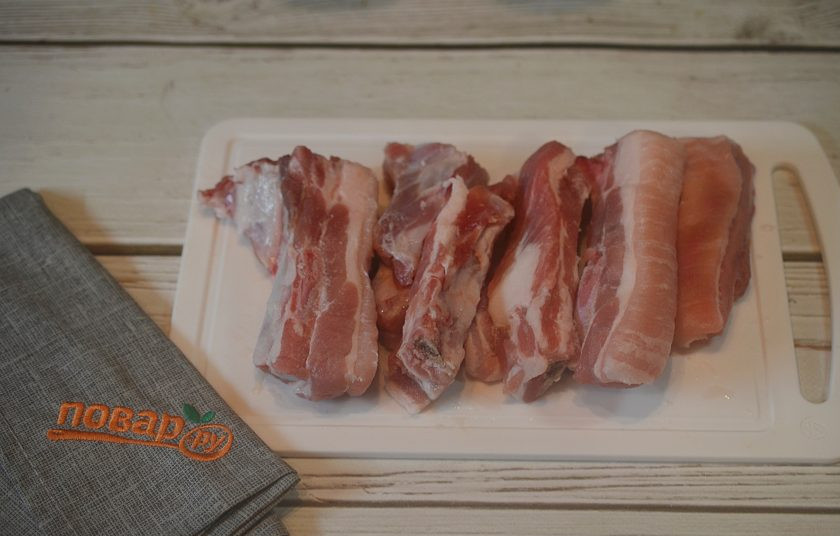 1. Этап. Домашнее жаркое с ребрышками и картофелем: 1. Ребра помойте, обсушите.