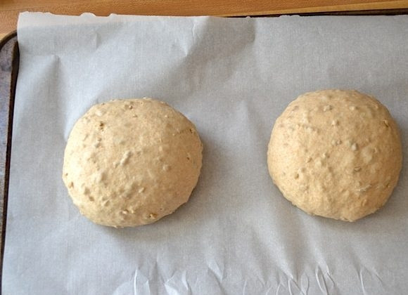 1. Этап. Хлеб с семечками: 9. Разделите тесто на 2 части, затем сформируйте 2 шара и выложите на пергамент.