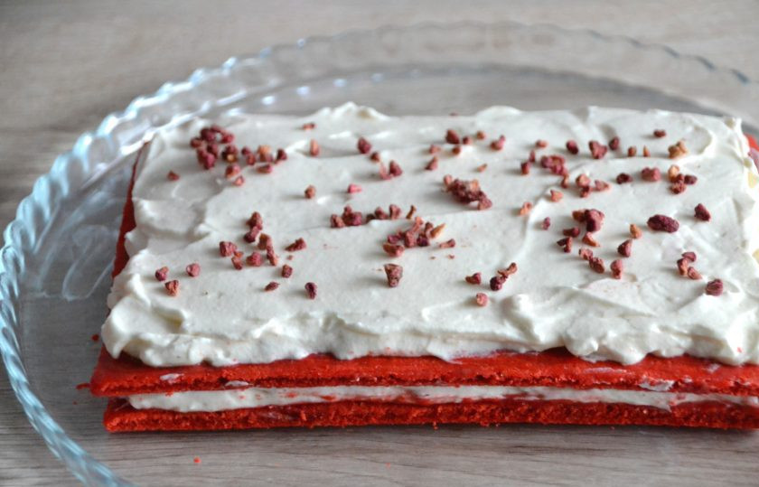 1. Этап. Пирожное Красное и белое: По желанию можно посыпать слой крема сублимированной клубникой.