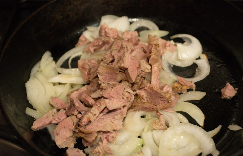 Пирог с курицей 1. Этап. Пирог с курицей: На растительном масле обжарить лук с мясом.