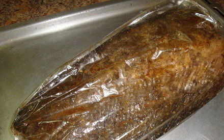 1. Этап. Сом в духовке: Затем поместите сома в рукав и запекайте 20 минут.