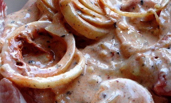 1. Этап. Шашлык на скорую руку: Приготовленным маринадом заливаем мясо, опять все перемешиваем и оставляем мариноваться при комнатной температуре на час.