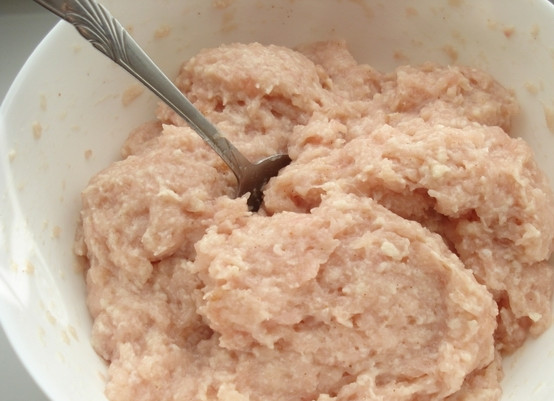 1. Этап. Котлеты из куриной грудки в духовке: Грудку промываем, высушиваем. Разделываем на небольшие кусочки острым ножиком. Пропускаем через мясорубку. Смешиваем хлеб с куриным фаршем. Добавляем соль и специи.