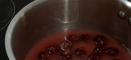 1. Этап. Шоколадное желе на агар-агаре: Приготовление вишнёвого соуса: В отдельной миске смешайте 150 г вишни и 4 столовые ложки сахара. Добавьте полстакана воды. Растворите крахмал в 30 мл воды и влейте в миску с вишней. Поставьте на средний огонь и варите, постоянно помешивая, до загустения, примерно 3 минуты. Дайте соусу слегка остыть.