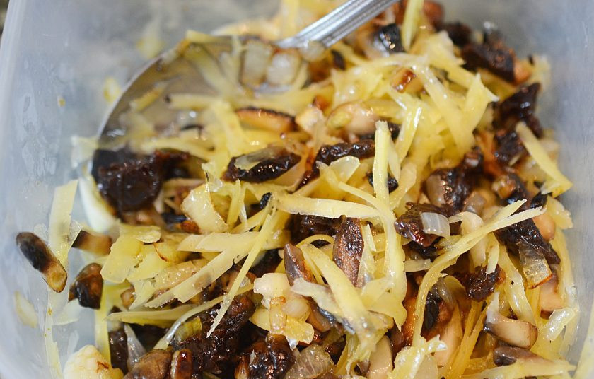 1. Этап. Кальмары, фаршированные грибами и черносливом: Смешайте жареные грибы, чернослив, чеснок, тертый сыр и зелень. Не забудьте посолить.