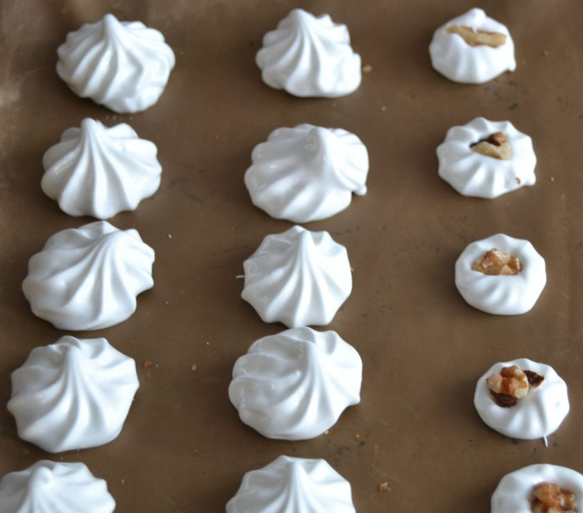 1. Этап. Безе с начинкой внутри: Второй способ — отсадить на лист половину безе, выложить начинку и прикрыть сверху 