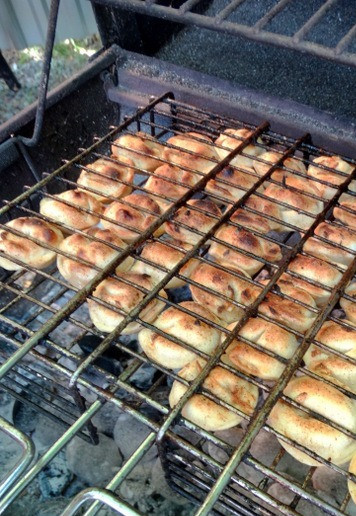 1. Этап. Пельмени-гриль с индейкой: Готовить, периодически переворачивая, пока они все не зарумянятся. Можно попробовать на готовность.