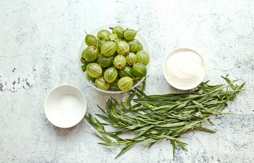 1. Этап. Компот Тархун из крыжовника на зиму: Подготовьте все необходимые ингредиенты для приготовления компота 