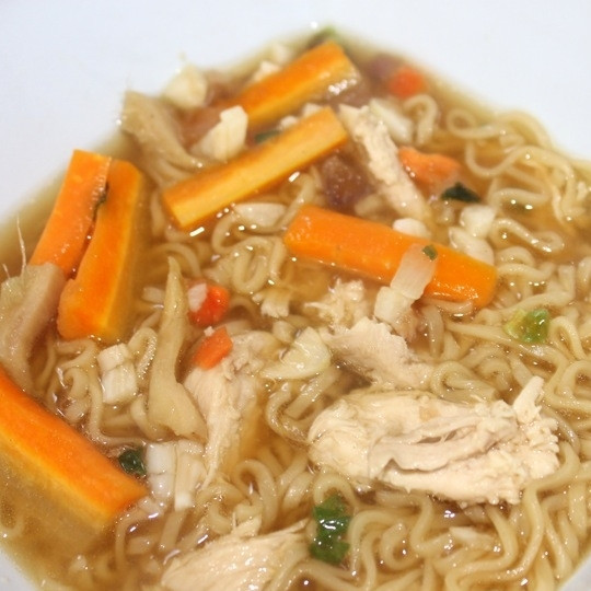 1. Этап. Рамен с курицей: Прямо в тарелке смешиваем бульон с раменом, нарезанное куриное мясо, овощи. Туда же добавляем специи, мелко нарезанный зеленый лук. Подаем к столу.