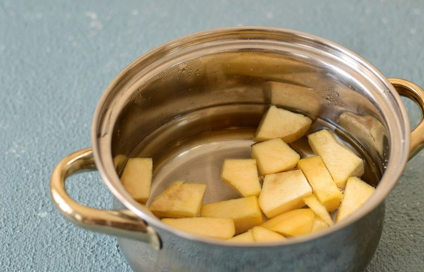 1. Этап. Жареная репа: Отварите репу в кипящей подсоленной воде 5 минут. Слейте воду.