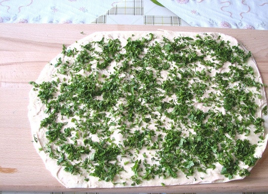 1. Этап. Рулеты из лаваша с крабовыми палочками: 3. Аккуратно разверните лаваш, смажьте тонким слоем соуса и присыпьте зеленью. В данном случае это укроп.