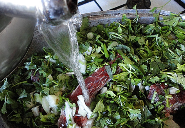 1. Этап. Баранина с тархуном: Добавьте воду.