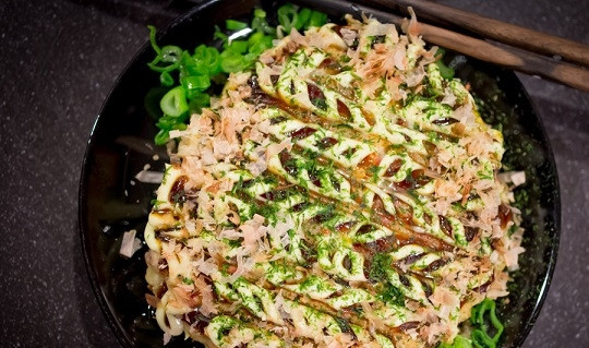 1. Этап. Окономияки: 9. Перед подачей Окономияки полейте соусом, присыпьте хлопьями водорослей и Катсуобуси. Приятного аппетита!